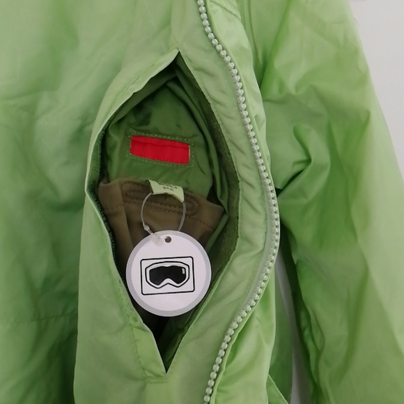 Like-new muted lime green Burton snowboarding jacket - Picture 5 of 13